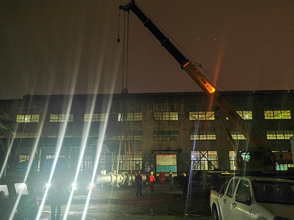 5月9日，檢修重要設(shè)備E7502到貨，夜間抓緊卸車(chē)  600.jpg