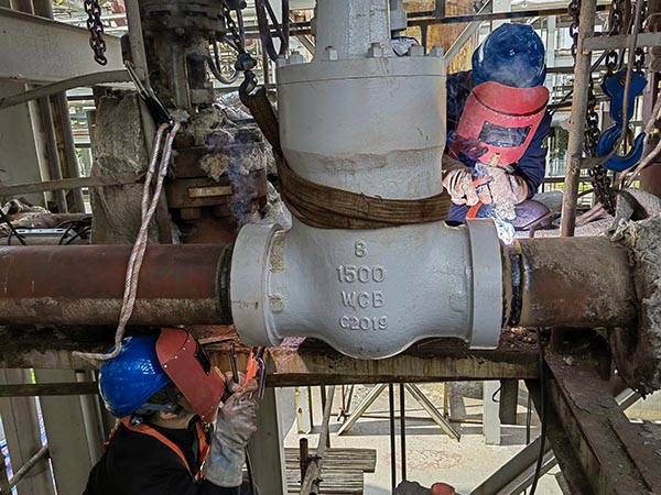 5月12日，動力車間三期管廊上，進行BW管線改造，檢修人員正在將新安裝的隔離閥與原管線焊接在一起.jpg