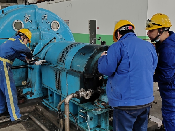 1683876962909827.jpeg 檢修師傅正在測量發(fā)電機(jī)組振動數(shù)據(jù).jpg