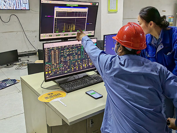 5月13日，動力車間三期鍋爐控制室，DCS改造工藝、儀表、電氣等部門聯(lián)合調(diào)試期間，車間副主任焦志波詢問DCS改造畫面.jpg