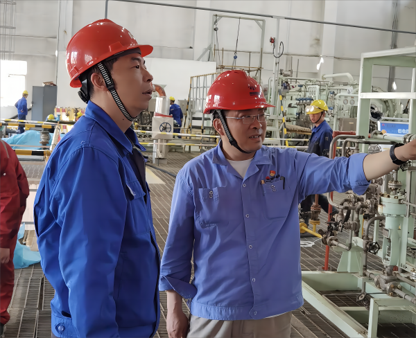 1684107857605622.png 公司副總經(jīng)理趙強在車間主任王琨陪同下督查機組檢修現(xiàn)場(1)(1).png