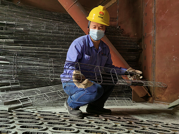 5月14日，動力車間三期脫硫塔，運行人員劉凱正在檢查脫硫布袋的袋籠.jpg