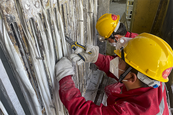 除沫器檢修現(xiàn)場，檢修人員不見“風雨”怎么能見“彩虹”.png