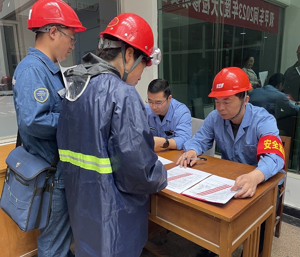 1684727088441282.jpeg 公司副總經(jīng)理趙強(qiáng)扎根一線”服務(wù)點(diǎn)“簽署動(dòng)火票1.jpg