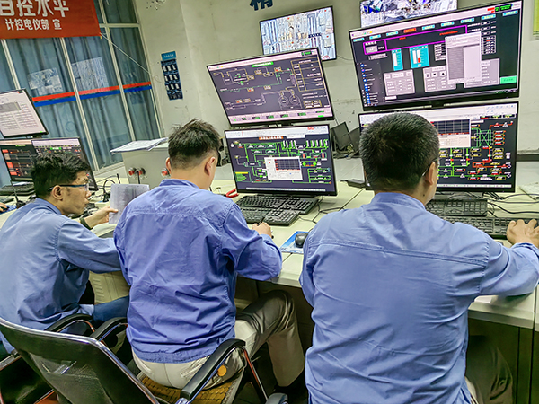 5月23日，動力車間中控室，4號鍋爐水壓試驗(yàn)過程中，各司爐密切監(jiān)視水壓變化.jpg