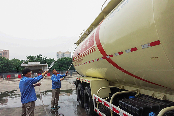 1685089008922724.jpeg 2023年5月運(yùn)銷市場部員工對車輛外觀衛(wèi)生進(jìn)行清掃保持干凈 600.jpg