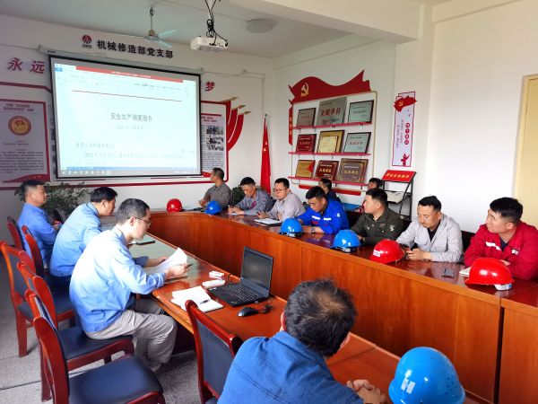 1685489163165769.jpeg 機(jī)械修造部部長李蕾組織承包商學(xué)習(xí)安全條例.jpg