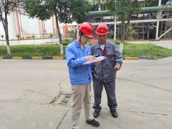 1685489175328102.jpeg 機(jī)械修造部部長李蕾正在檢修現(xiàn)場(chǎng)檢查票證簽字情況.jpg