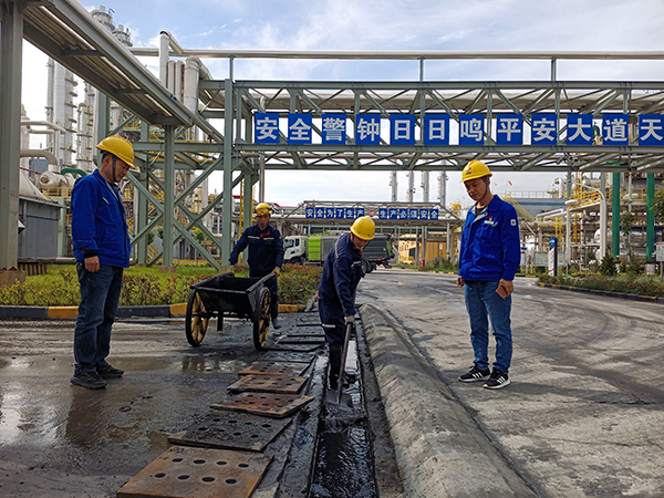 6月5日，運銷分部，張海波、曹侃等人員，在氣膜棚周圍清理排水渠。運銷分部 伍思盈 攝.jpg