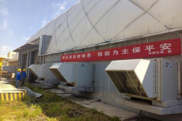 6月7日，運銷分部，張海波、曹侃、李智民等人員，在氣膜棚排查隱患運銷分部 伍思盈 攝.jpg