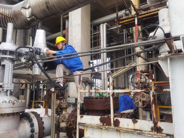 氣化爐上，柳曦、徐騰飛冒雨調(diào)試氣化爐電動閥.jpg