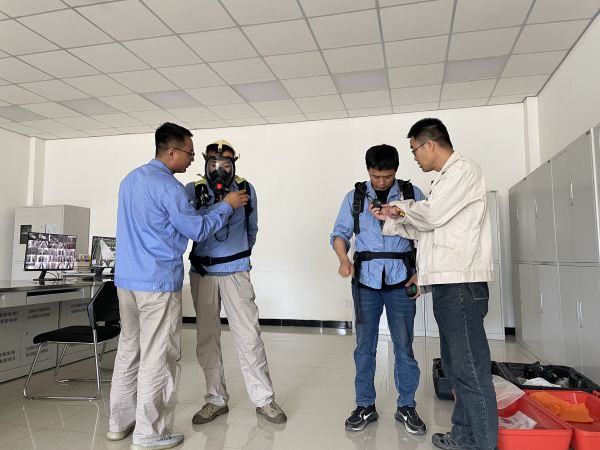 1686525419600621.jpeg 電氣運(yùn)行工段長馮向陽正在講解空氣呼吸器的操作流程以及注意事項(xiàng).jpg