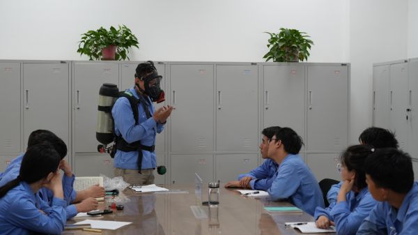 1686702001979827.jpeg 班長親自示范佩戴空呼.jpg