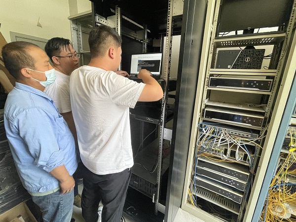 6.12日?？祻S家和公司員工在機(jī)房內(nèi)調(diào)試系統(tǒng).jpg