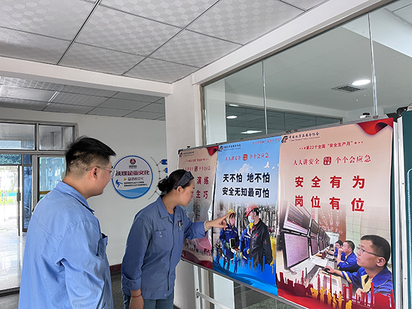 6月17日下午1700一期中控交接班室外，參觀宣傳海報、板報   600.jpg