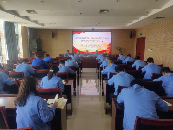 6月20日，渭化集團(tuán)公司黨委委員、副總經(jīng)理、彬州公司總經(jīng)理趙亞周，在彬州公司三樓會(huì)議室講主題教育黨課。圖為 制氣車間黨支部，聯(lián)合黨支部在彬黨員聽課畫面。.jpg