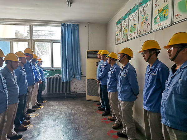 6月12日，動(dòng)力車(chē)間一期交接班室，開(kāi)會(huì)期間技術(shù)員向班組成員提問(wèn) (1).jpg