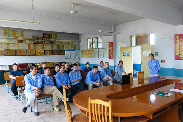 1687347773513841.jpeg 2023年6月20日運(yùn)銷市場(chǎng)部組織司機(jī)進(jìn)行道路事故應(yīng)急桌面演練前觀看干粉滅火器使用視頻2xiao.jpg