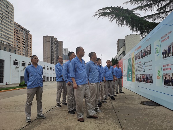 7月3日下午，尿素車間在公司辦公樓前黨員職工參觀公司主題展板2.jpg