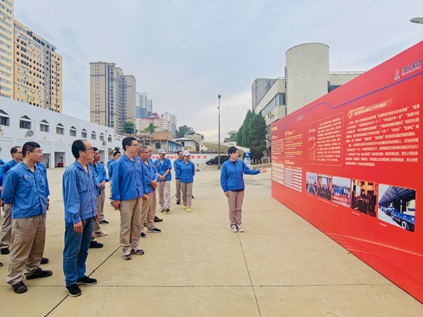 2023.7.6上午、物料車間黨支部、科技發(fā)展部黨支部黨員觀看觀“奮進(jìn)新征程·建功新時(shí)代”渭化集團(tuán)發(fā)展成果展--講解員介紹黨建引領(lǐng)成果展   600.jpg