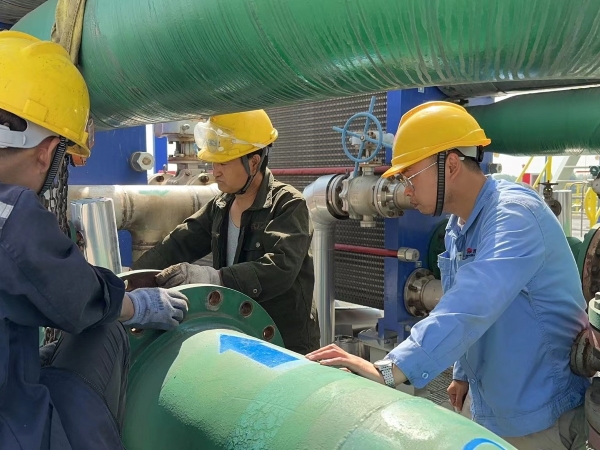 1690504242507397.jpeg 魏翔在現(xiàn)場(chǎng)學(xué)習(xí)設(shè)備拆檢后內(nèi)部構(gòu)造.jpg