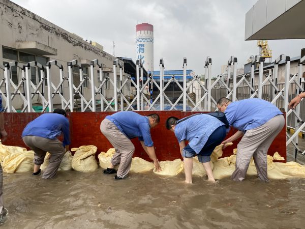 1690848259198937.jpeg 7月28日行政保衛(wèi)部在化肥門搬運防汛沙袋.jpg