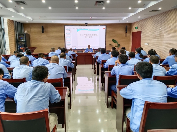 1691632815167924.jpeg 2023年8月1日車間主任帶領(lǐng)車間全體職工學(xué)習(xí)“二十種重大危險隱患判定標(biāo)準(zhǔn)”內(nèi)容.jpg