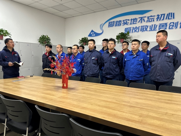 1691632828143636.jpeg 2023年3月7日制氣車間化工三班班長李楠班前會對當(dāng)天生產(chǎn)操作工作進行強調(diào).jpg