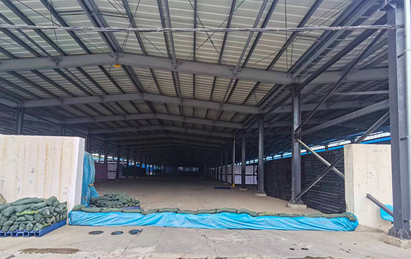 1691747269255391.jpeg 2023年8月4日運銷市場部員工根據(jù)天氣預報黃色預警提前對尿素庫區(qū)進行圍擋1 600.jpg