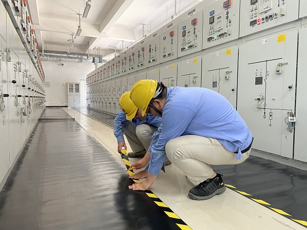 1692239975249196.jpeg 8月16日,電氣運(yùn)行人員正在為絕緣膠墊粘貼雙色膠帶.jpg