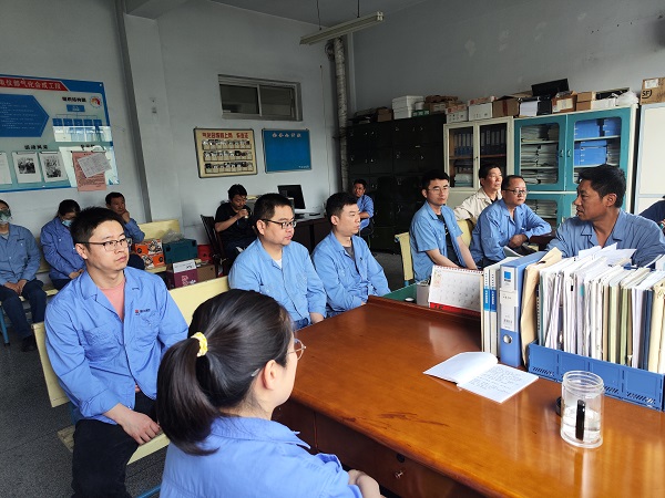 1692747573700315.jpeg 氣化合成工段利用每周的班會時間開展典型案例剖析.jpg