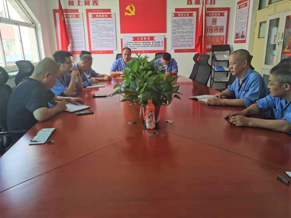 8月21日上午，尿素車(chē)間黨支部開(kāi)會(huì)制定清理方案.jpg