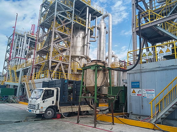 8月中下旬，乙二醇合成催化劑裝卸現(xiàn)場(chǎng) (1)   600.jpg