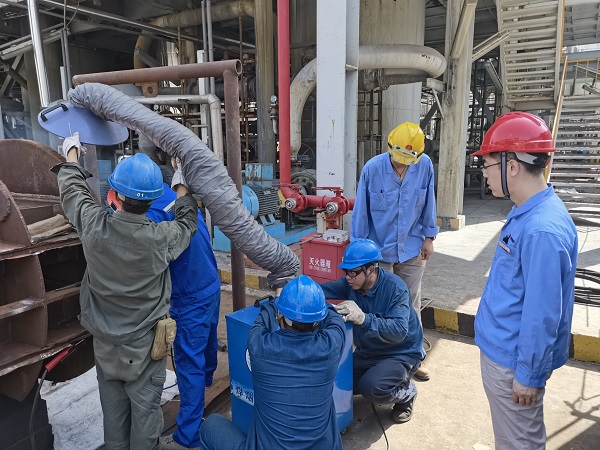 1692919930107074.jpeg 李蕾現(xiàn)場(chǎng)檢查安全環(huán)保工具是否正確使用.jpg