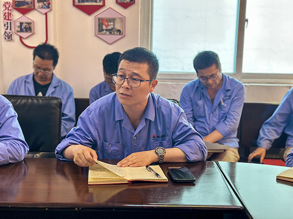 2023年9月4日-物料車間黨支部全體黨員在黨員活動室進行主題教育專題組織生活會會前集中學習-黨員、車間副主任秦昊研討發(fā)言.jpg