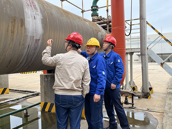 10月2日，副總經(jīng)理趙強、合成車間主任王東亮在合成氨裝置現(xiàn)場做大檢修前的檢查工作.jpg