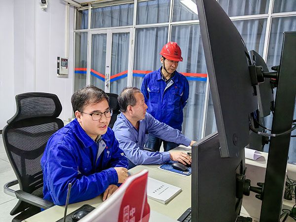 9日上午，動力車間主任姜軍虎和技術(shù)員陳健在三期中控室指導5號鍋爐停爐作業(yè).jpg