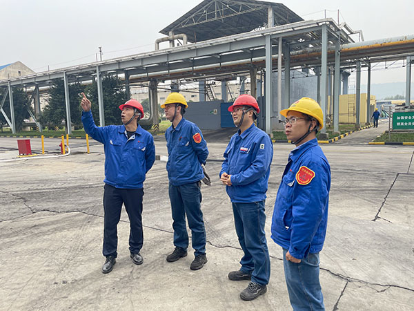 10月11日，趙強(qiáng)來到氣化裝置區(qū)對變換爐觸媒更換檢修進(jìn)度進(jìn)行了解指導(dǎo).jpg