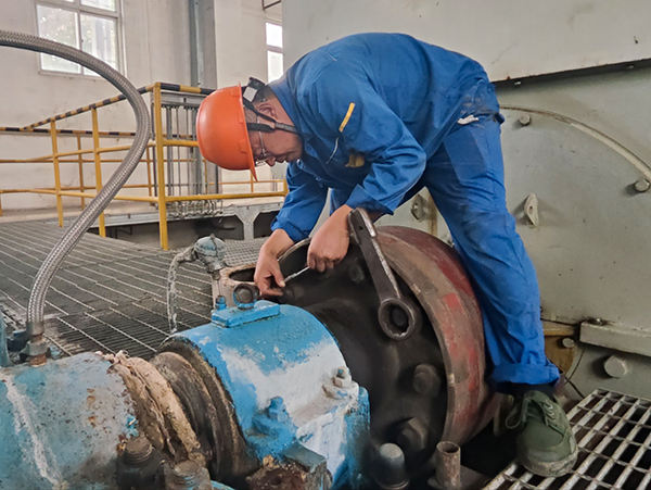 1697073919818136.jpeg 004-10月11日檢修工正在做循環(huán)水泵聯(lián)軸器柱銷拆檢前的測量1.jpg