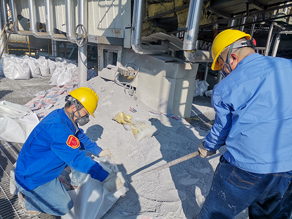 1697328590244313.jpeg 老員工屈曉東和青工劉浩禎.jpg