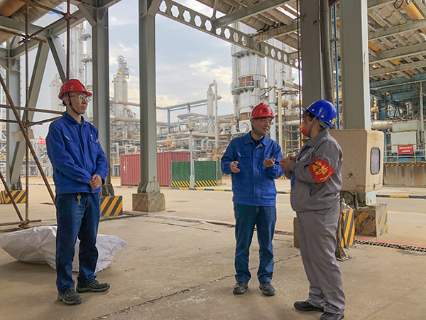 10月17日公司總工程師馬軍忙在合成18工段處，詢問高處作業(yè)監(jiān)護(hù)人監(jiān)護(hù)職責(zé)   600.jpg