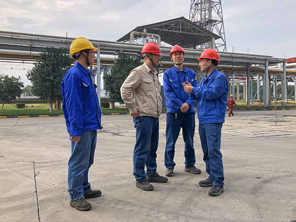 10月17日公司總工程師在合成13工段，同車間主任王東亮解決檢修難題    600.jpg
