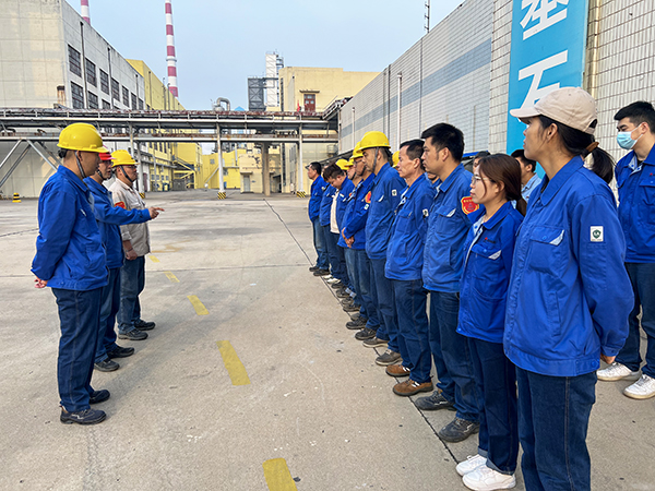 合成車間晨會(huì)上，王東亮正在進(jìn)行安全叮囑.jpg