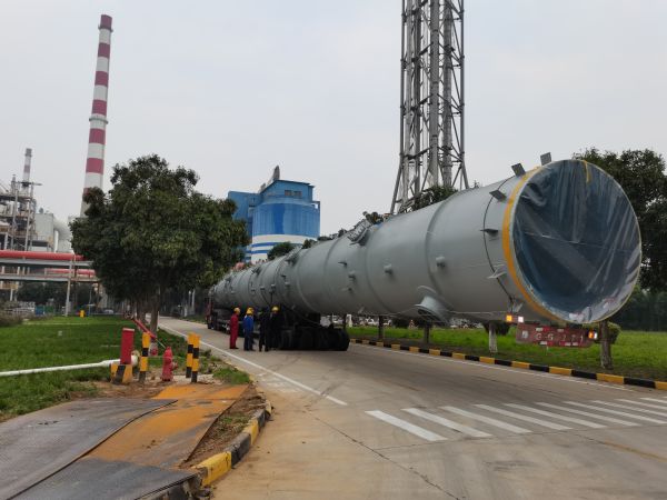 1699834121285167.jpeg 高壓甲醇精餾塔運(yùn)抵生產(chǎn)現(xiàn)場.jpg