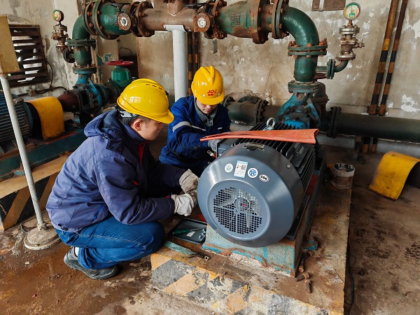 1705904020814981.jpeg 1月份,電氣檢修人員正在更換高效節(jié)能電機.jpg