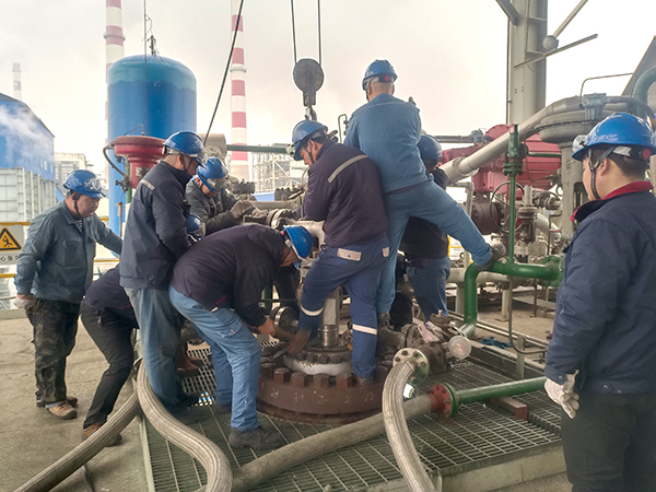 2月2日10：00，檢修人員做投料前準(zhǔn)備工作 (2).jpg