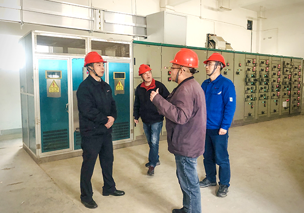 2月8日下午，公司黨委副書記、董事、總經(jīng)理趙強帶領安全環(huán)保部、行政保衛(wèi)部、物料車間相關領導深入公司191罐區(qū)開展春節(jié)前安全生產(chǎn)綜合檢查。--圖為配電室.jpg