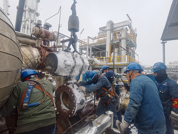 2月21日，檢修人員正在708現(xiàn)場搶修閥門.jpg