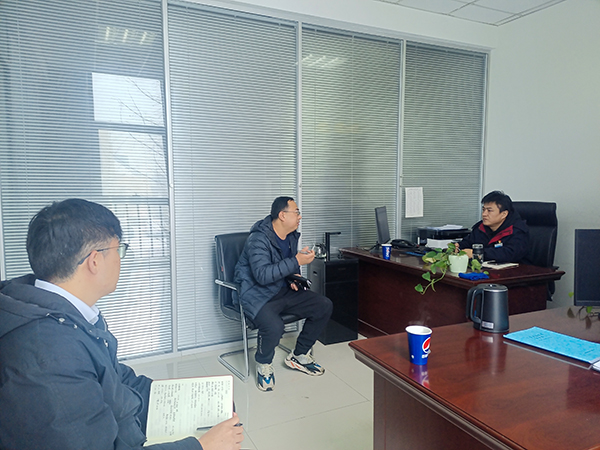 2月23日，運(yùn)銷分部，曹侃、伍思盈人員，在分部辦公室對(duì)標(biāo)交流。運(yùn)銷分部 伍思盈 攝.jpg