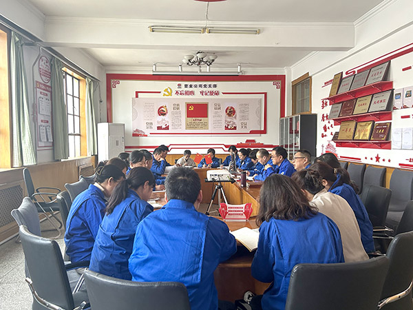 3月5日，渭河塑業(yè)公司以融入生產(chǎn)經(jīng)營抓黨建為引領(lǐng)，組織召開積極創(chuàng)新，實(shí)現(xiàn)生產(chǎn)經(jīng)營管理提升研討會。.jpg